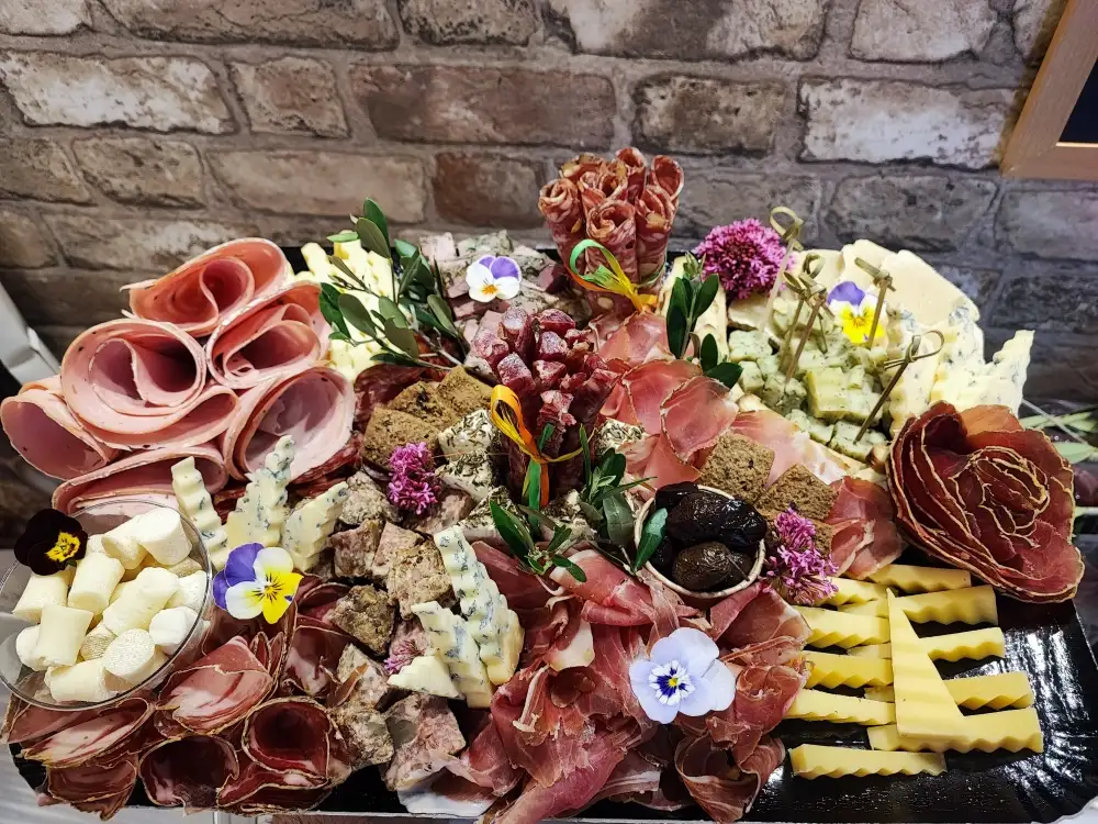 Plateau de Fromages et Charcuteries